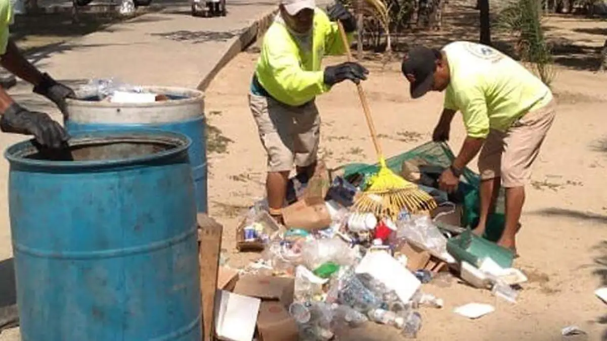 Acapulco recolección de basura en las playas